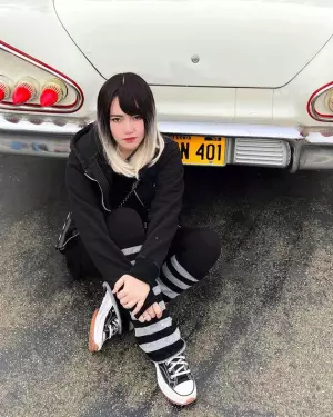 Lirik Lagu Tuhan Ikhlaskan Hatiku Tuk Bisa Melepaskannya Oleh Via Valen yang Enak Banget didengerin Ges! (Sumber : instagram.com/@viavallen)
