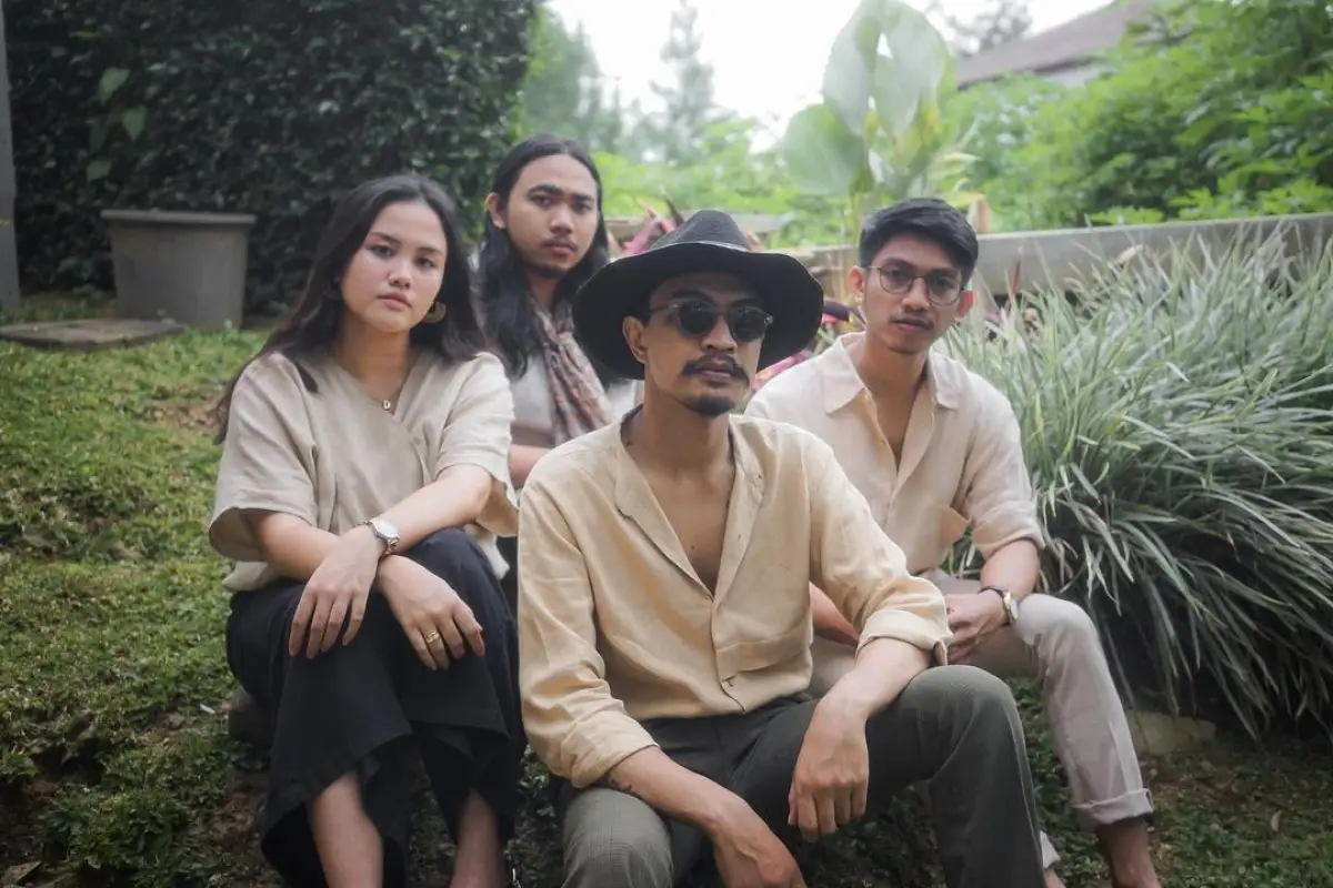 Grup musik indie asal Bandung, Amigdala merilis sebuah lagu berjudul Kukira Kau Rumah pada tahun 2017. (Sumber : Instagram Balada Puan @musikamigdala)