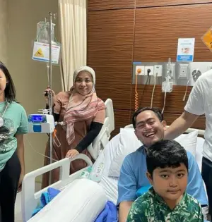 Muzdalifah menjenguk Nassar di rumah sakit (Sumber : Instagram/kingnassar88)