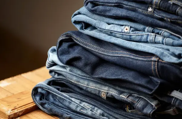 Jangan Pakai Mesin Cuci, Ini Cara Mudah Mencuci Celana Jeans Biar Awet
