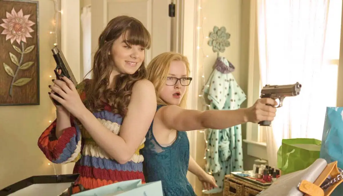 Salah satu adegan di dalam film Barely Lethal. (Sumber : Twitter/@archiveshailees)