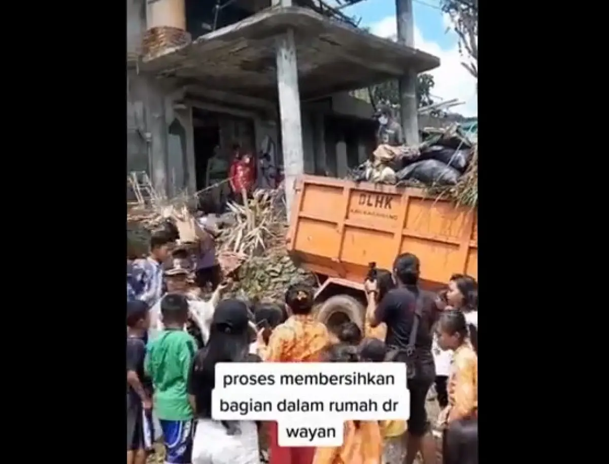 Rumah Dokter Wayan dibersihkan Tim SAR dan warga Karawang.