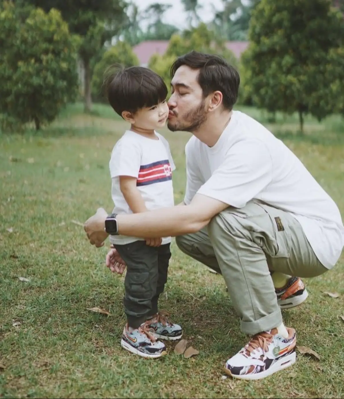 Jeje momong anak (Instagram.com/ritchieismail)