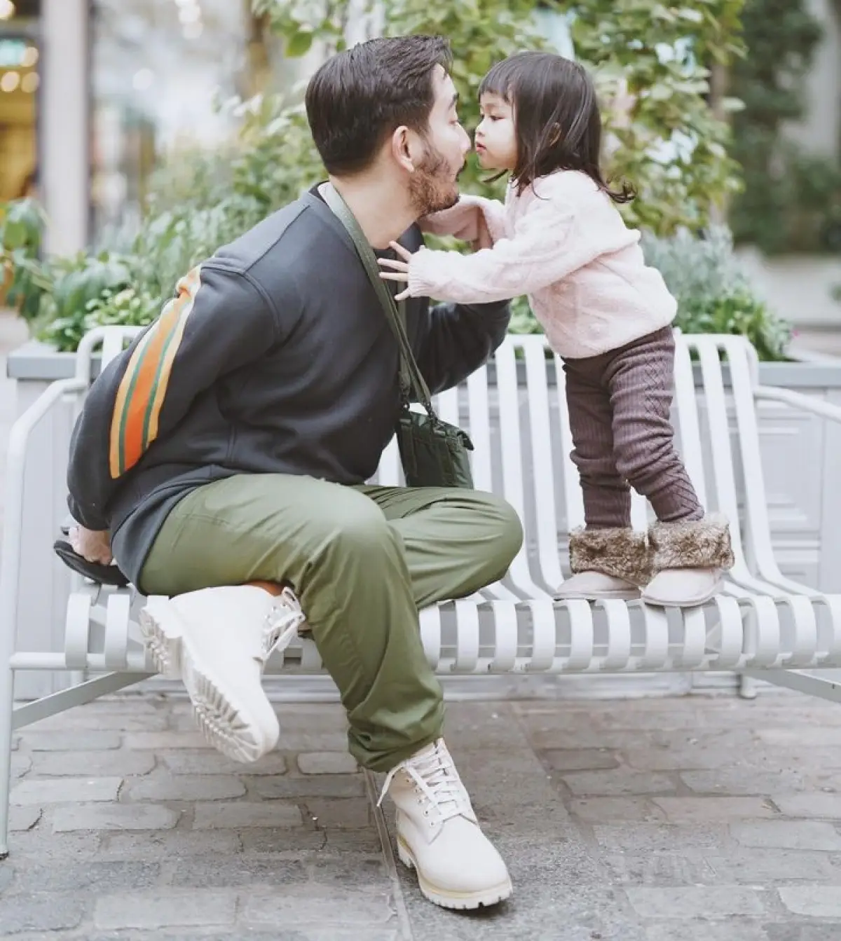 Jeje momong anak (Instagram.com/ritchieismail)
