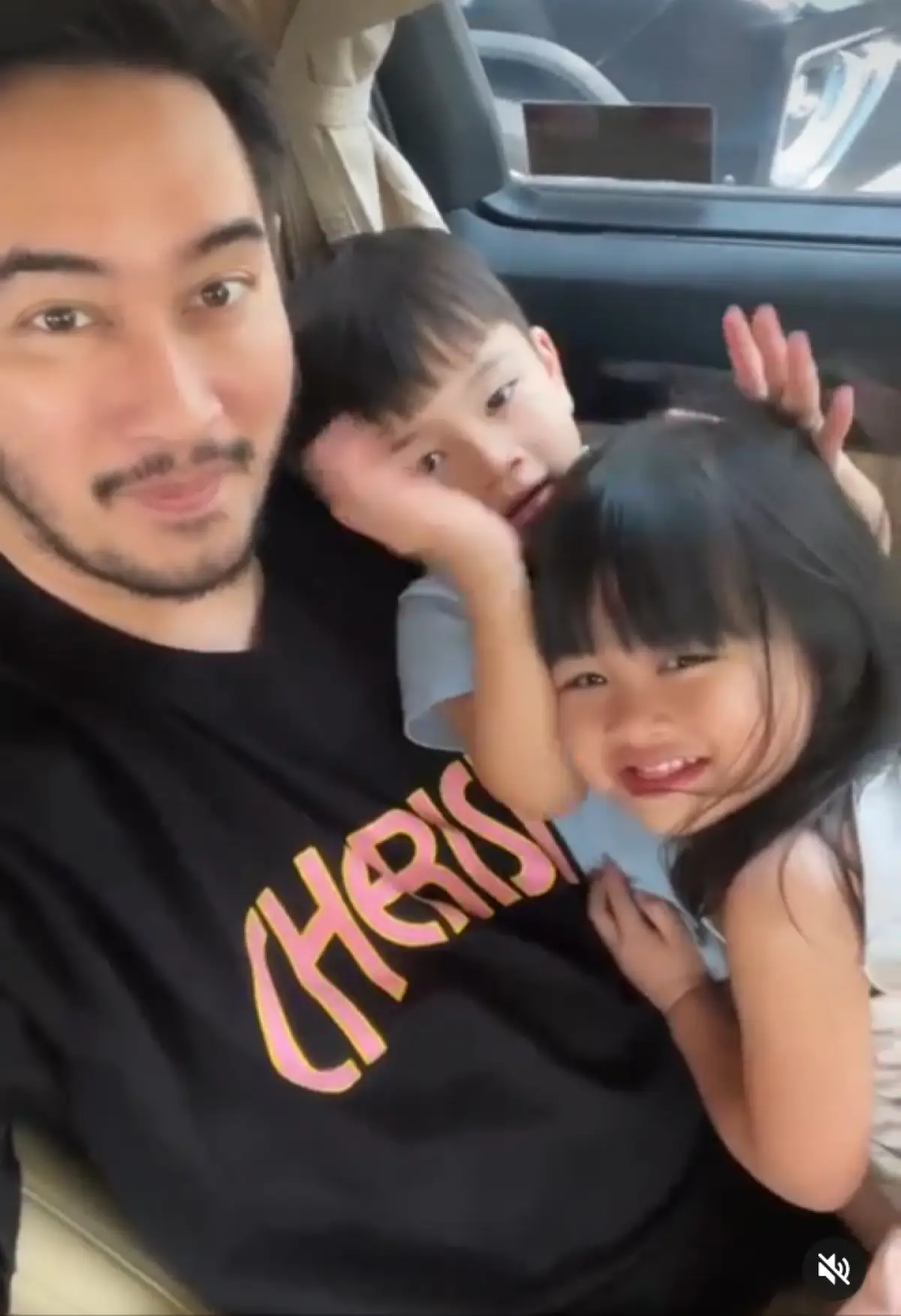 Jeje momong anak (Instagram.com/ritchieismail)