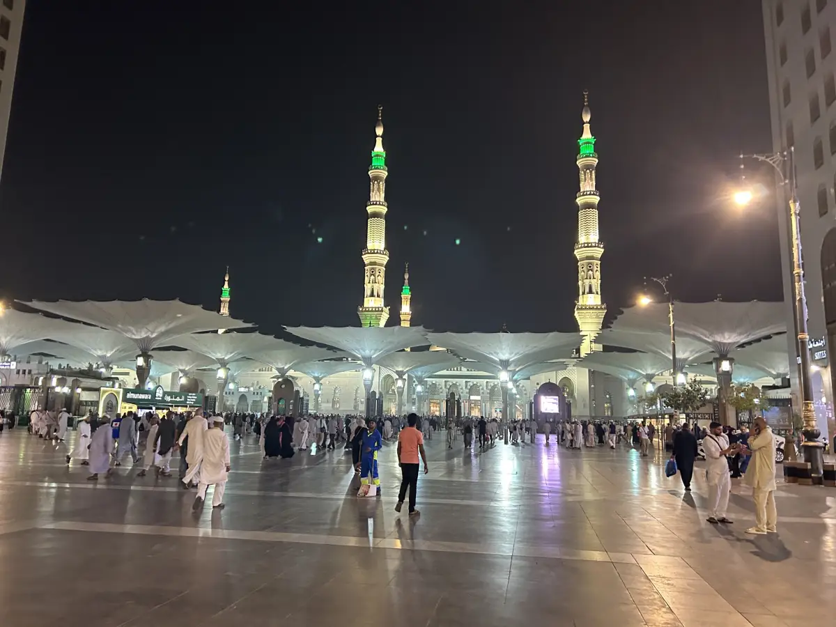Suasana Masjid Nabawi di malam hari.