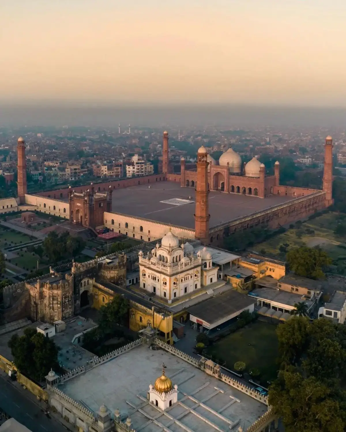 Masjid Badshahi yang berada di Kota Lahore, Pakistan.