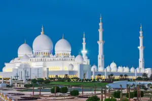 Pemandangan masjid Abu Dhabi Sheikh Zayed yang terkenal di malam hari. (Sumber : Freepik.com/vwalakte)
