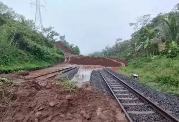 Akibat Longsor di Jalur Lintas Karanggandul-Karangsari, Perjalanan Kereta Api Dialihkan Memutar