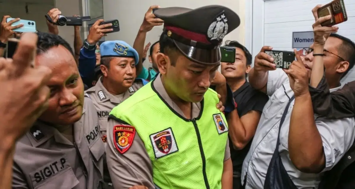 Terduga pelaku penembakan siswa SMK Aipda Robig Zainduin (kedua kiri). (Sumber: Antara)