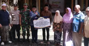 BPKH memberi santunan kepada warga kurang mampu di Rumah Sondhuk Kabupaten Probolinggo, Sabtu (12/4/2025). (Sumber: Antara)