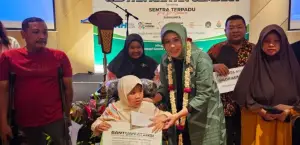 Arsip foto Penasihat I DWP Kementerian Sosial Fatma Saifullah Yusuf menyerahkan bantuan kepada salah satu penerima program bantuan Asistensi Rehabilitas Sosial (ATENSI) di Kota Malang, Jawa Timur, Minggu (13/4/2025).. (Sumber: Antara)
