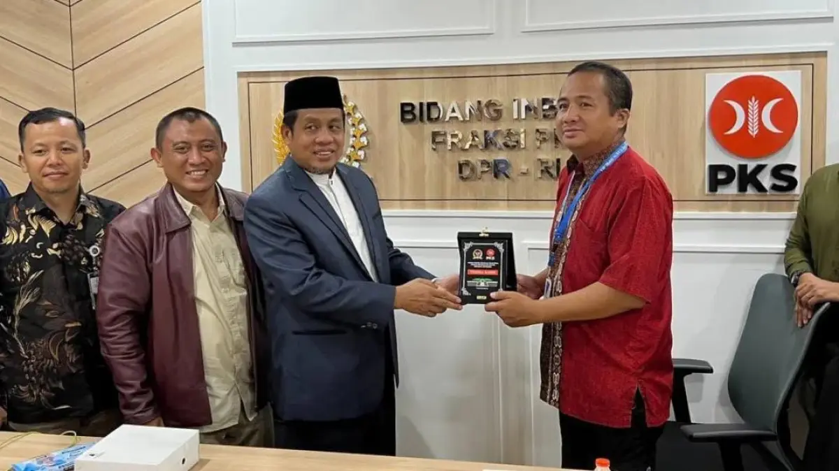 Anggota Komisi VIII DPR RI Fraksi PKS, Askweni, menerima aspirasi Forum Masyarakat Peduli Anak (FMPA) di Gedung Nusantara I, Senayan, Jakarta, Kamis (17/4/2025). (Sumber: Lab Viral)