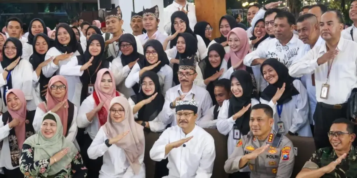Menteri Sosial Saifullah Yusuf dan Bupati Banyuwangi Ipuk Fiestiandani foto bersama dengan pilar-pilar sosial di Pendopo Kabupaten Banyuwangi, jawa Timur, Jumat (18/4/2025). (Sumber: Antara)