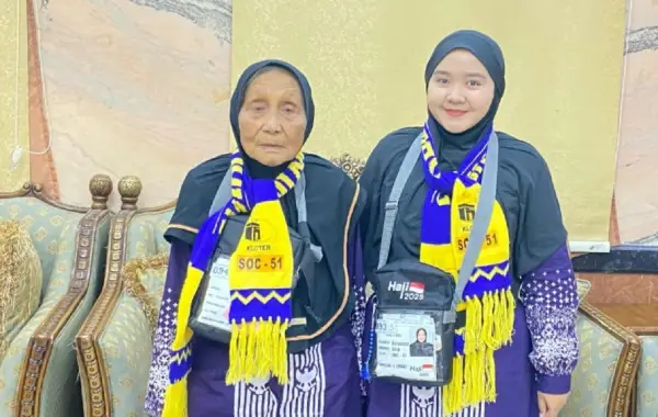 Bikin Bangga! Remaja Cantik 19 Tahun ini Berhaji Sendirian Sambil Rawat Nenek 86 Tahun
