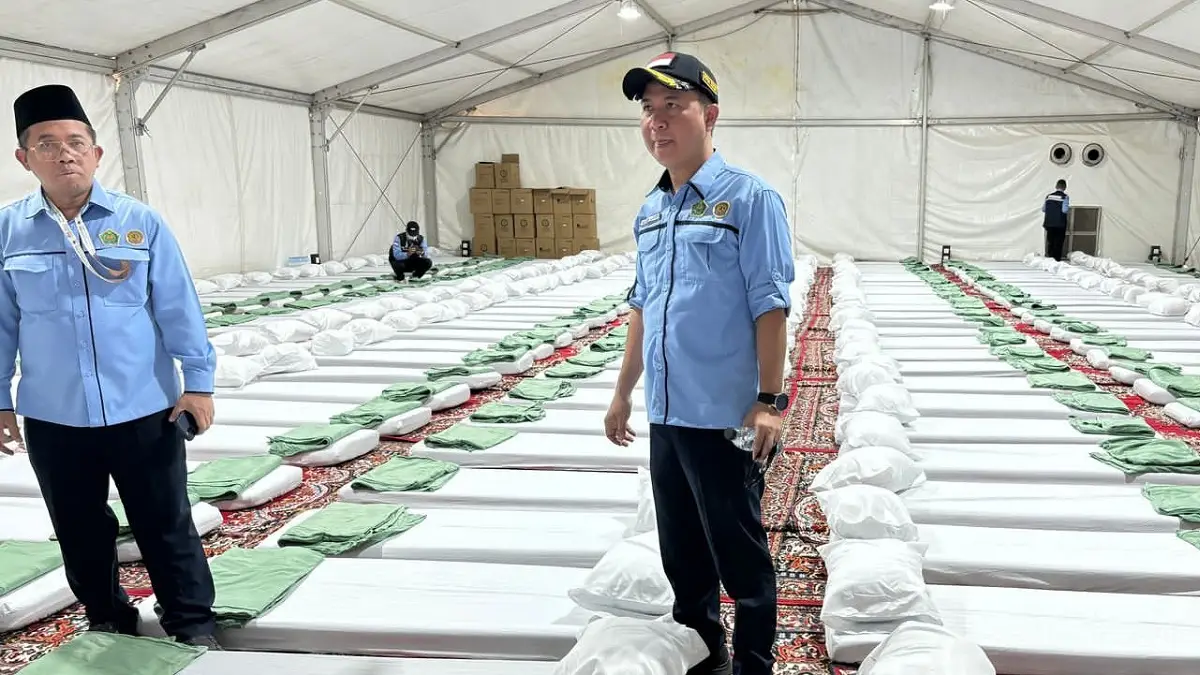 Dirjen PHU Hilman Latief didampingi Ketua PPIH Arab Saudi Muchlis Hanafi meninjau tenda Arafah, Selasa (27/5/2025). (Sumber : Kemenag)
