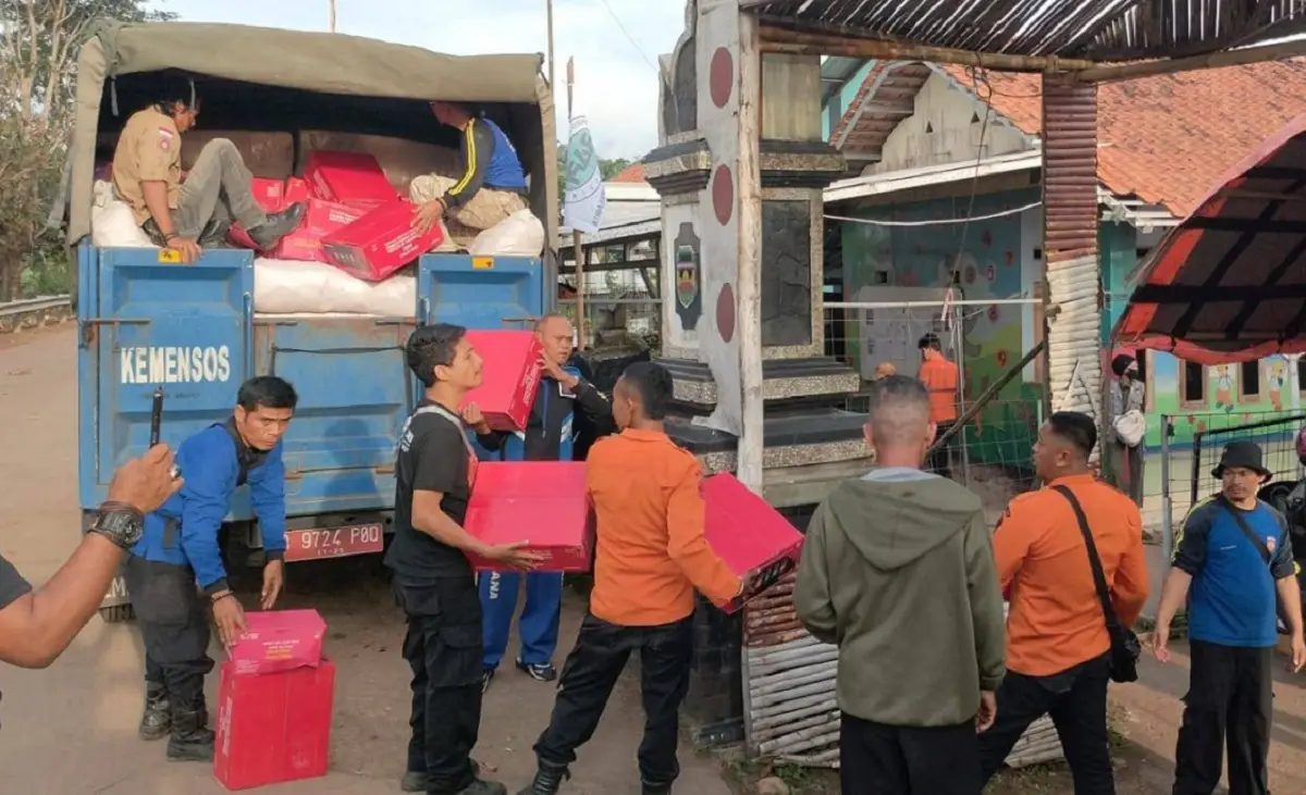 Bantuan Kemensos Disalurkan untuk Korban Longsor di Purwakarta (Sumber : Dok. Kemensos)