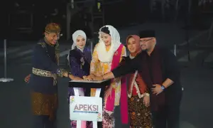 UMKM Jadi Sorotan Wamendag dalam Meriahkan APEKSI Nite Carnival di Kediri (Sumber : Dok. Kemendag)