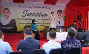 Wamendag Roro Dorong Digitalisasi Transaksi Saat Kunjungi Pasar Ngronggo Kediri (Sumber : Dok. Kemendag)