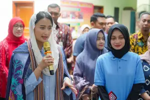 Wamendag Dorong UMKM Pahami Selera Pasar Ekspor saat Kunjungi Kampung Tenun Kediri (Sumber : Dok. Kemendag)