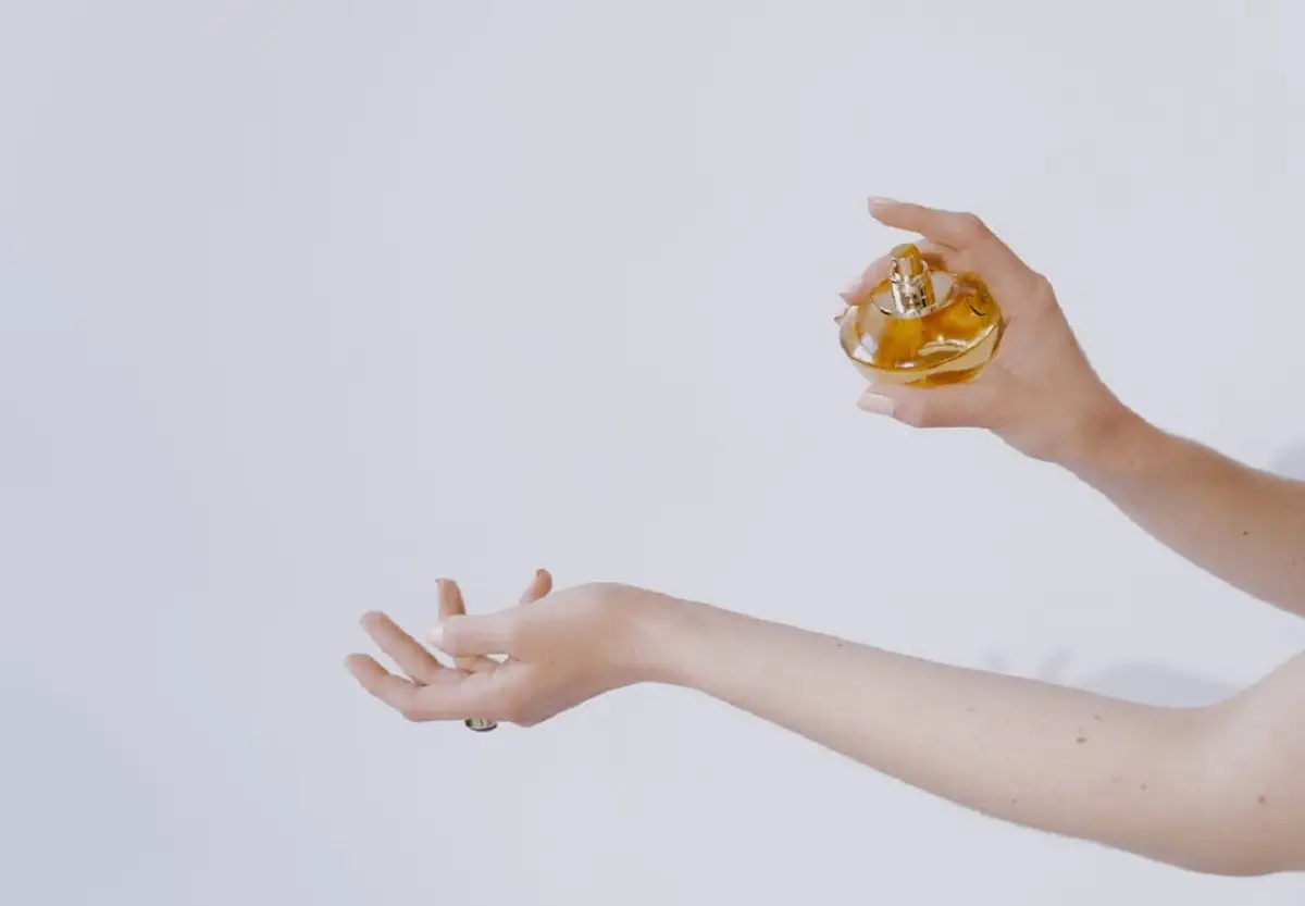 Wangi Parfum Cepat Hilang? Ini Tips Ampuh Agar Aromanya Tahan Lebih Lama! (Sumber : pexels/MART PRODUCTION)