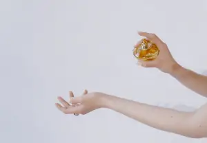 Wangi Parfum Cepat Hilang? Ini Tips Ampuh Agar Aromanya Tahan Lebih Lama! (Sumber : pexels/MART PRODUCTION)
