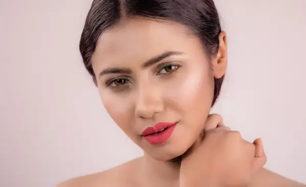 10 Rekomendasi Lipstik Nude yang Cocok untuk Kulit Wanita Indonesia