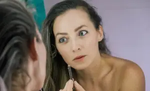 Ilustrasi: Kesalahan Makeup yang Bikin Tampak Lebih Tua (Sumber : Unsplash/Ladislav Stercell)