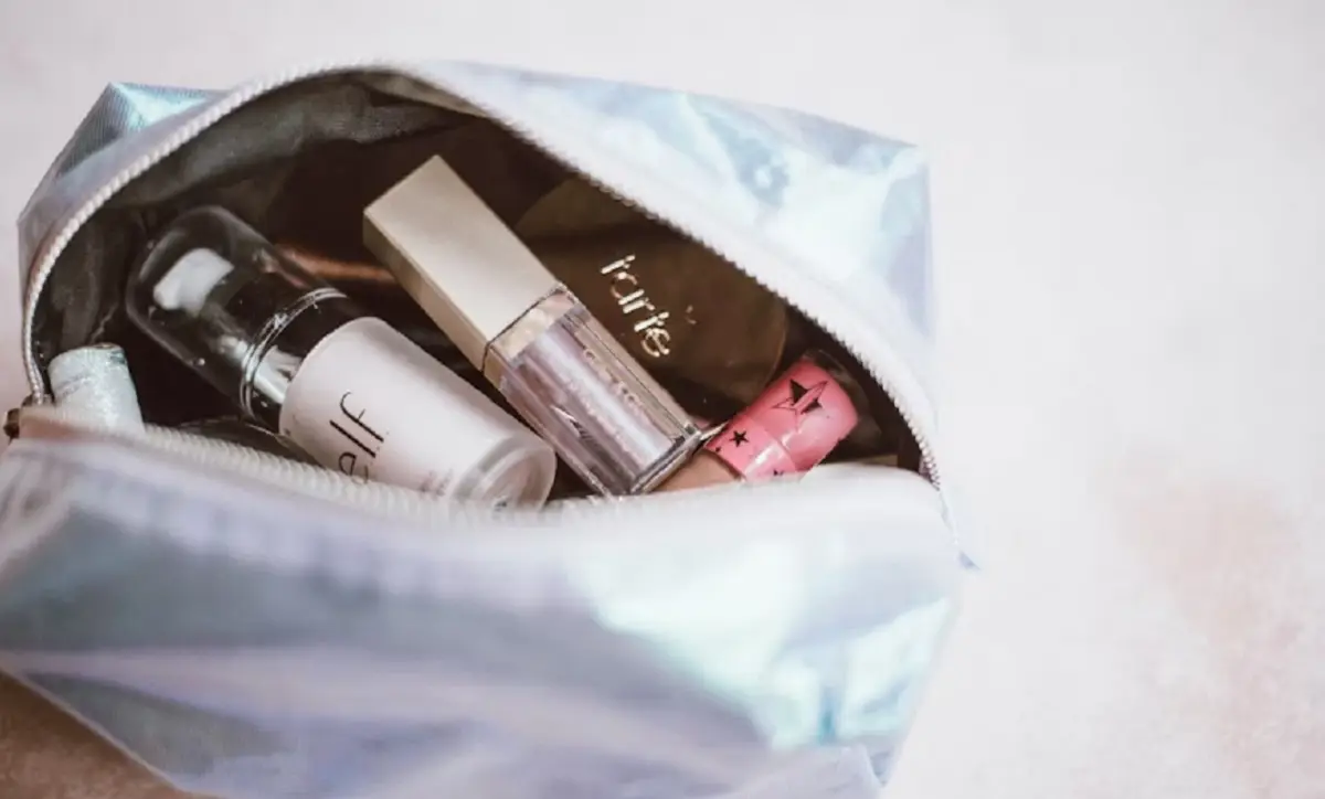 Makeup Travel Friendly. Produk Kecil, Hasil Maksimal (Sumber : Pexels/Annie Spratt)