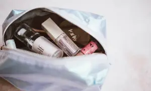 Makeup Travel Friendly. Produk Kecil, Hasil Maksimal (Sumber : Pexels/Annie Spratt)