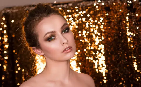 Cara Pakai Highlighter Biar Wajah Nggak Terlihat Berminyak