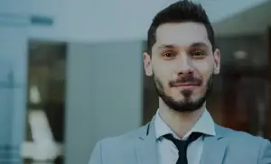 Gaya Rambut Pria yang Cocok untuk Kantor dan Kasual (Sumber : Unsplash/ Vitaly Gariev)