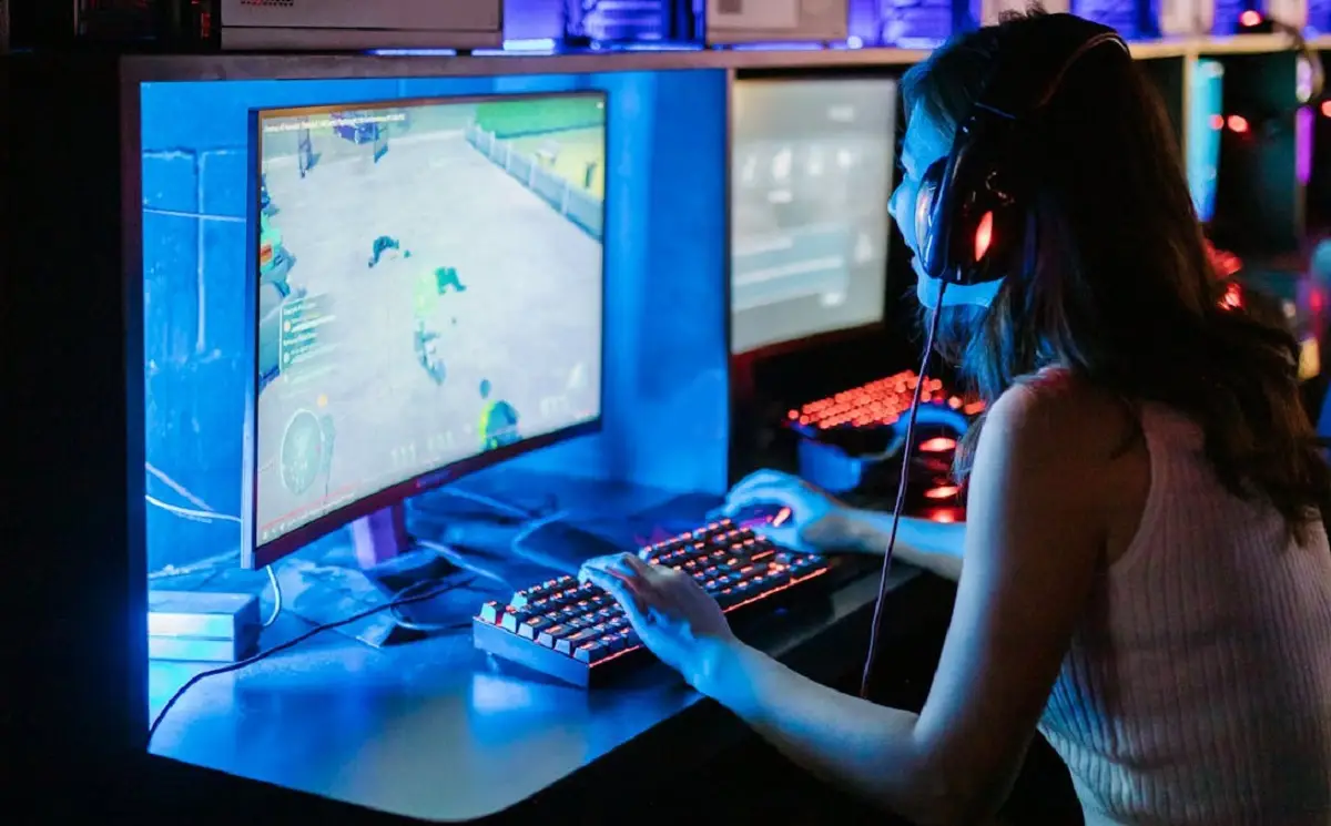 Ilustrasi bermain game pc (Sumber : pexels/ RDNE Stock project)