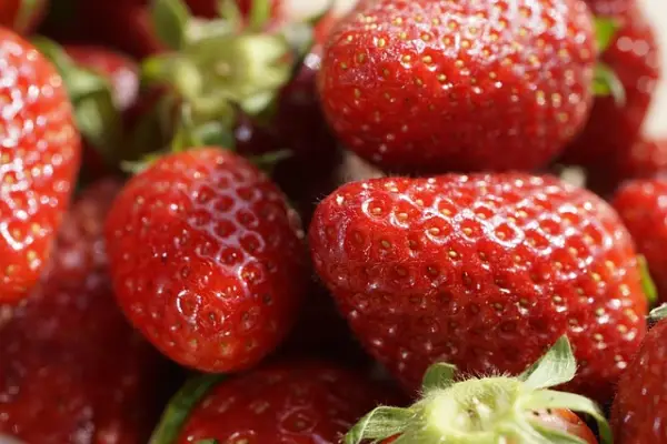 Bikin Wajah Cerah dan Bebas Jerawat! Ini Manfaat Buah Stroberi untuk Kulit