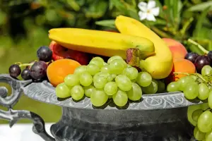ilustrasi buah-buahan yang membatu mengurasi flek hitam (Sumber : PIXABAY / Couleur)