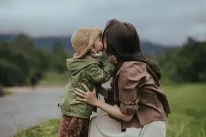 ilustrasi Parenting Bukan Soal Sempurna, Tapi Soal Hadir dan Mengerti (Sumber : PIXABAY / StJupilu)