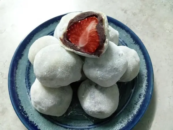 Cara Mudah Membuat Mochi Isi Stroberi Segar, Cuma Butuh 5 Bahan