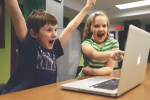 ilustrasi Strategi Parenting Anak agar Bijak Menggunakan Teknologi (Sumber : PIXABAY / StartupStockPhotos)