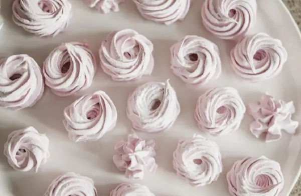 Dari Sisa Putih Telur Jadi Camilan Cantik, Resep Meringue Cookies Karakter Anti Gagal