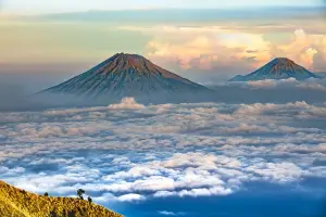 ilustrasi 10 Rekomendasi Gunung Tercantik di Indonesia yang Wajib Didaki (Sumber : PIXABAY / Kanenori)