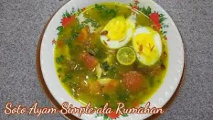 Resep Soto Ayam Simpel Ala Rumahan: Gurih, Segar, dan Cocok untuk Musim Hujan (Sumber : YouTube/rumahkecil fitritaufik)