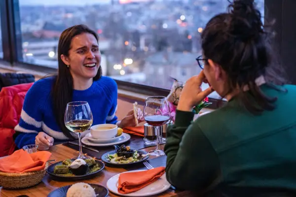 Apa Benar Wanita Lebih Banyak Berbicara Dibanding Pria? Fakta Ilmiah, Mitos, dan Penjelasannya