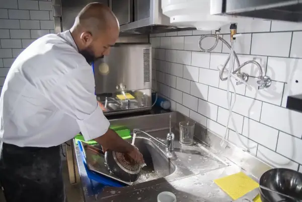 Tips Praktis Bikin Peralatan Dapur Bebas Kerak Tanpa Ribet