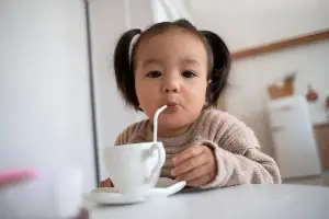 ilustrasi balita minum kopi (Sumber : reepik.com/freepik)