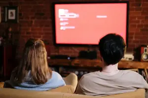 ilustrasi menonton bola di tv bersama pasangan (Sumber : pexels.com/cottonbro)