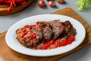 Resep Dendeng Balado Basah yang Seenak Restoran Padang, Empuk dan Bumbu Meresap (Sumber : pinterest/Mellyangghita)