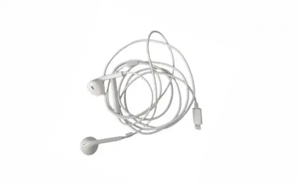 Headset Kabel Kembali Viral, Ini Alasan Banyak Orang Meninggalkan TWS